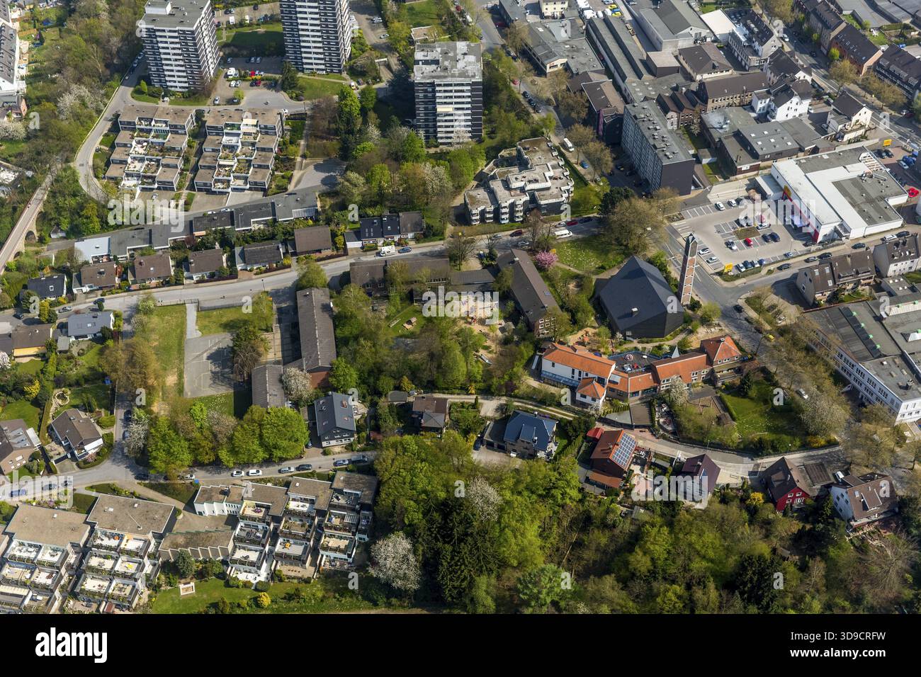 St.Ludgerus Church, School and Kindergarten St.Ludgerus, Heiligenhaus, Ruhr area, Renania settentrionale-Vestfalia, Germania, Europa, vista aerea, uccelli-occhi vi Foto Stock