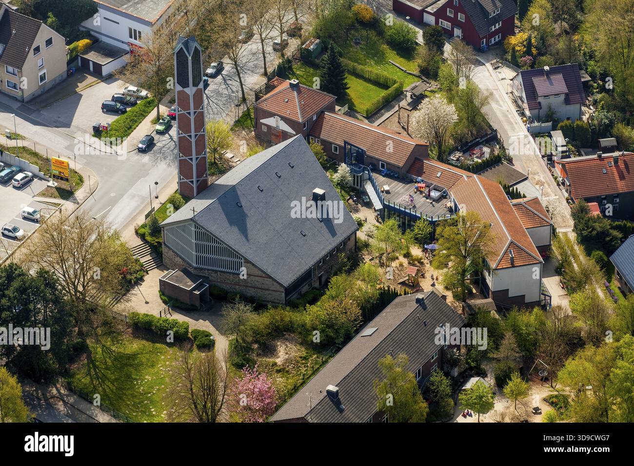St.Ludgerus Church, School and Kindergarten St.Ludgerus, Heiligenhaus, Ruhr area, Renania settentrionale-Vestfalia, Germania, Europa, vista aerea, uccelli-occhi vi Foto Stock