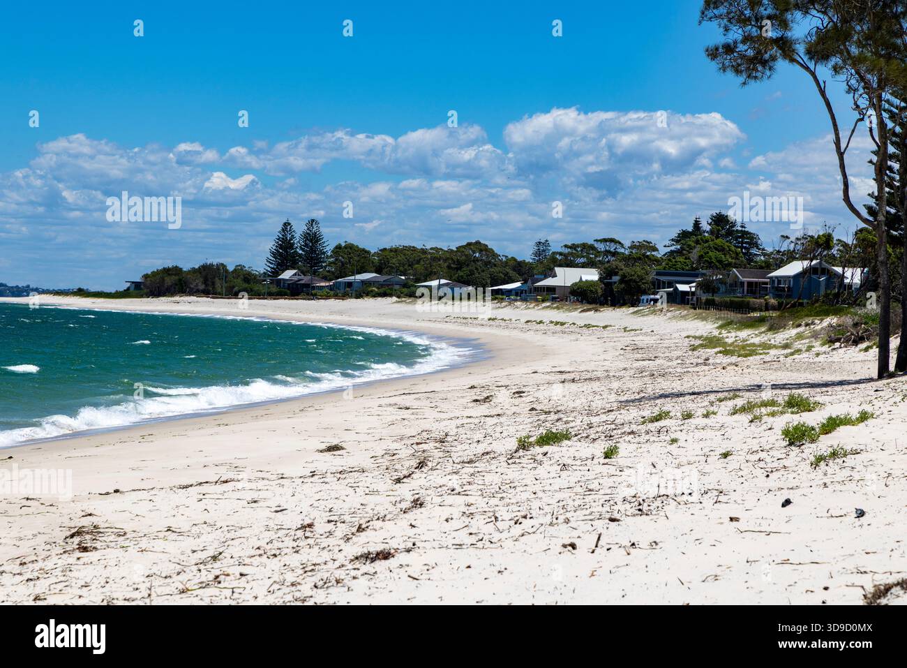 Hawks Nest, Barrington Coast, New South Wales, Jimmys Beach sulla Port Stephens Bay con case sul lungomare nella riserva di Winda Woppa, Australia Foto Stock