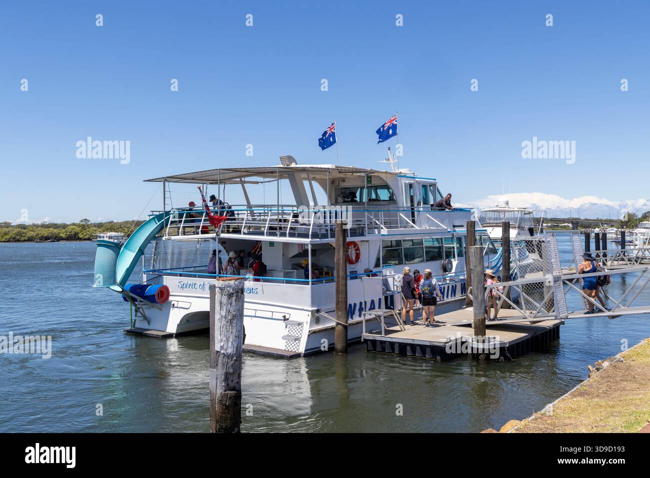 Myall River nel centro della città di Tea Gardens sulla costa settentrionale del New South Wales, i bambini delle scuole si imbarcano su una barca ormeggiata per una gita scolastica in Australia Foto Stock