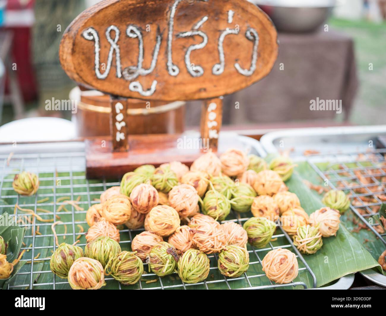 Palle di maiale fritte in profondità in vendita in un mercato in Thailandia Foto Stock