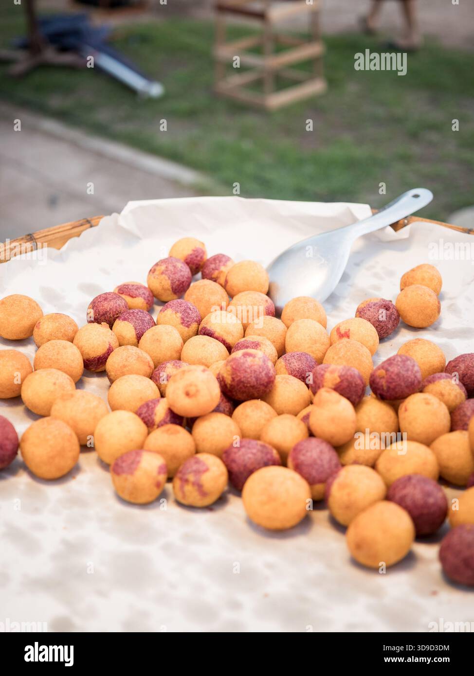 Le polpette di patate dolci fritte vengono cotte in profondità Foto Stock