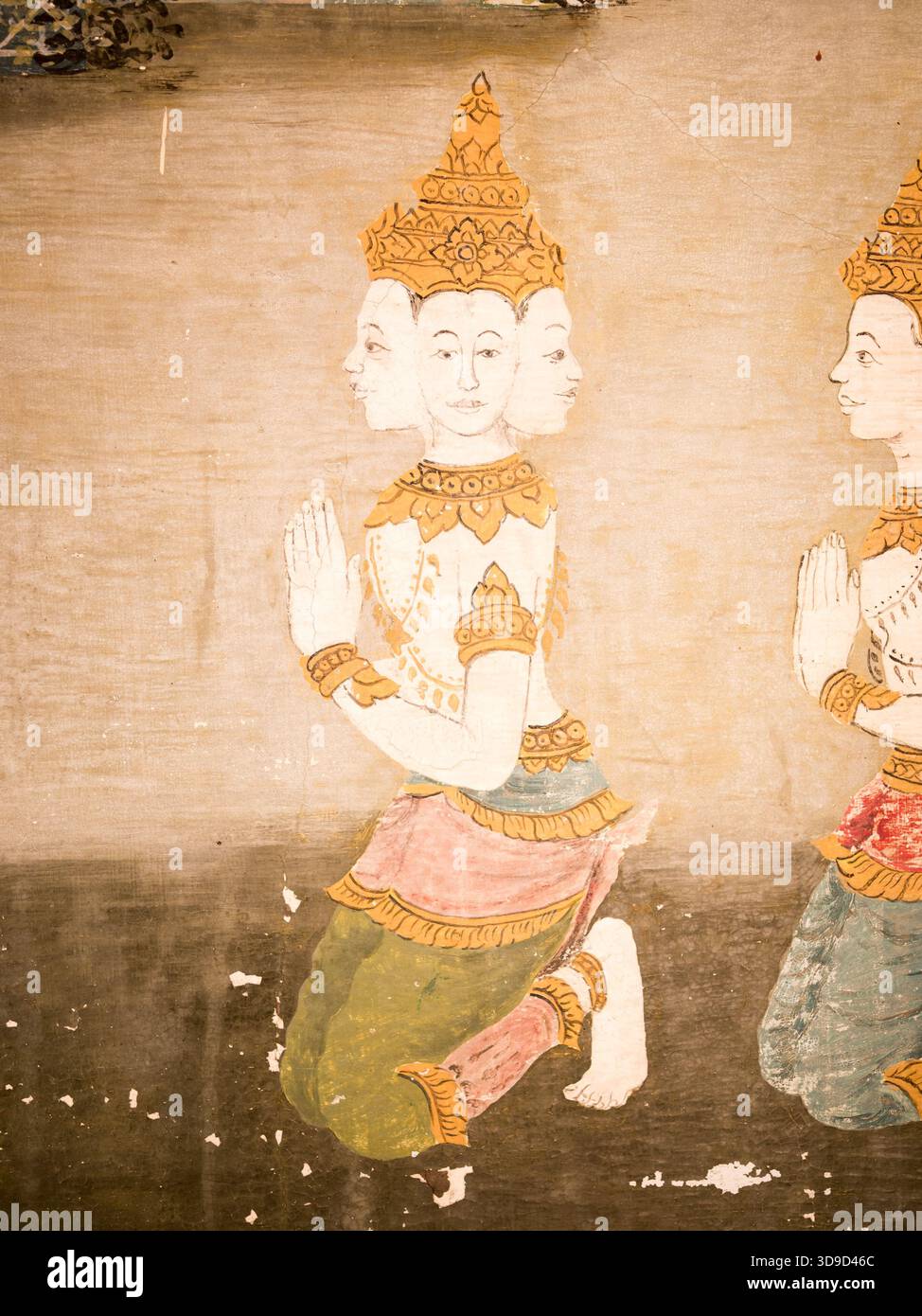Dipinto di una figura thailandese con tre facce inginocchiate e in preghiera Foto Stock