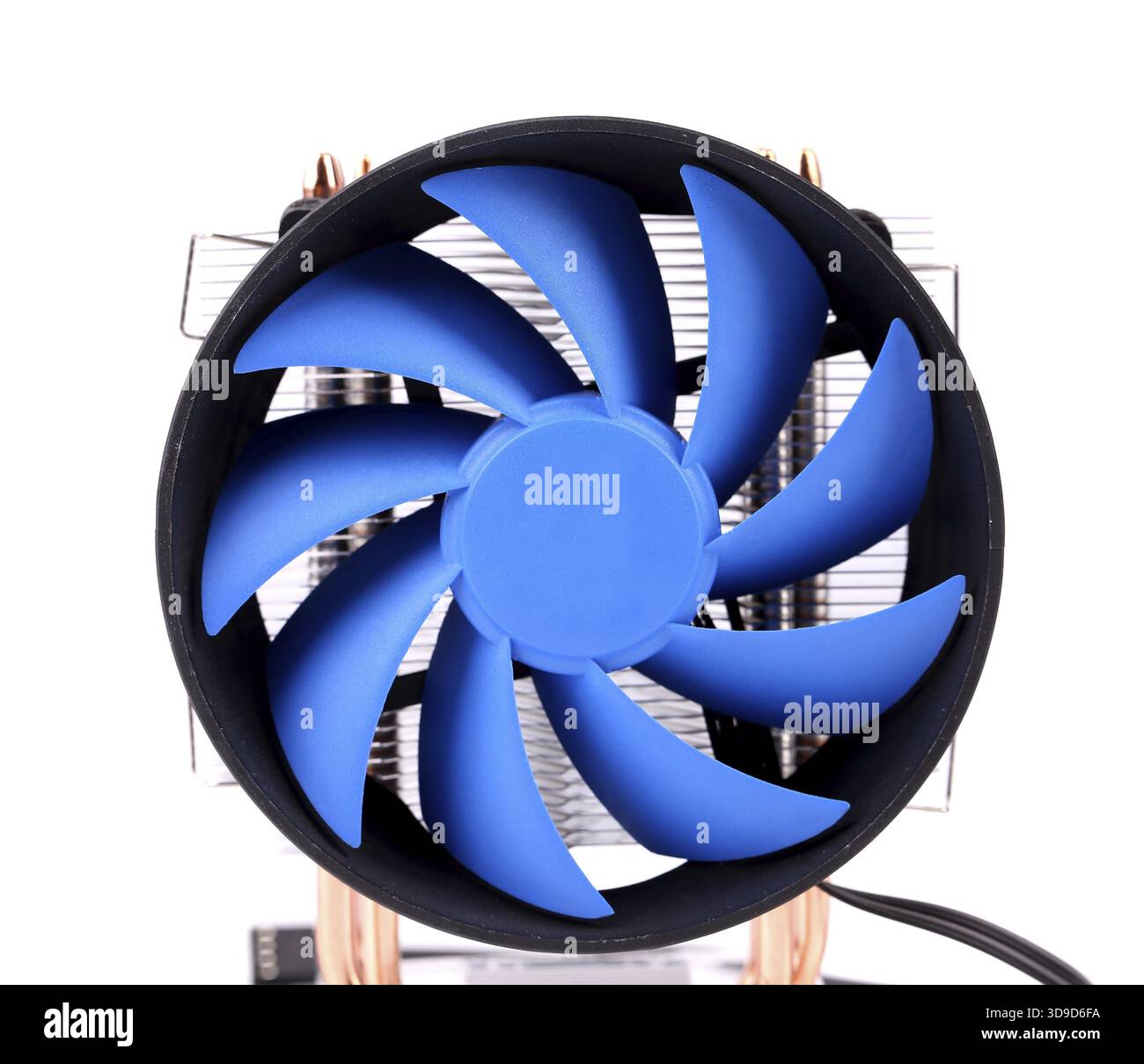 Ventola blu del computer per il case del PC. su sfondo bianco Foto Stock