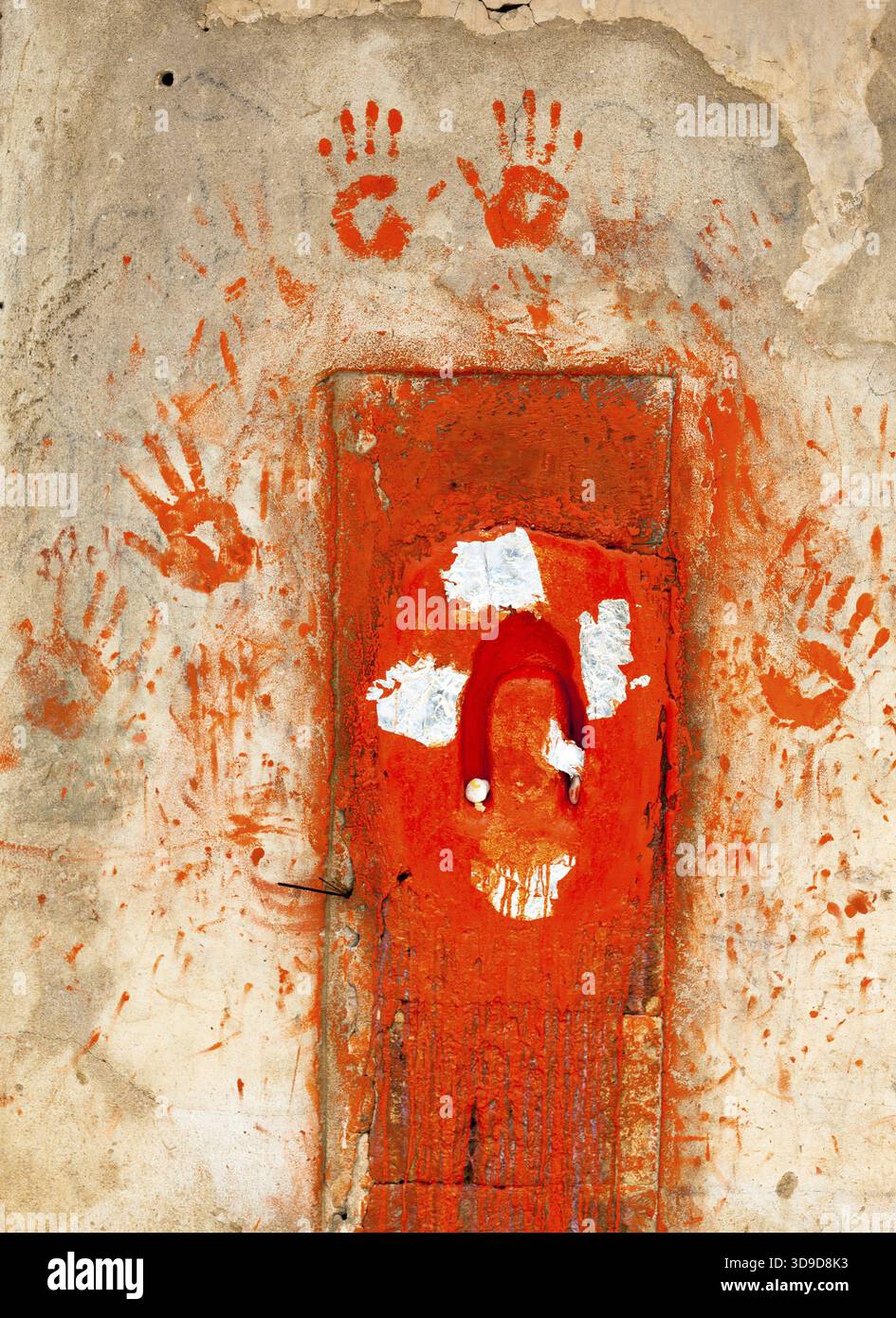 Porta Rossa con le mani in un tempio indù, Rajasthan Foto Stock