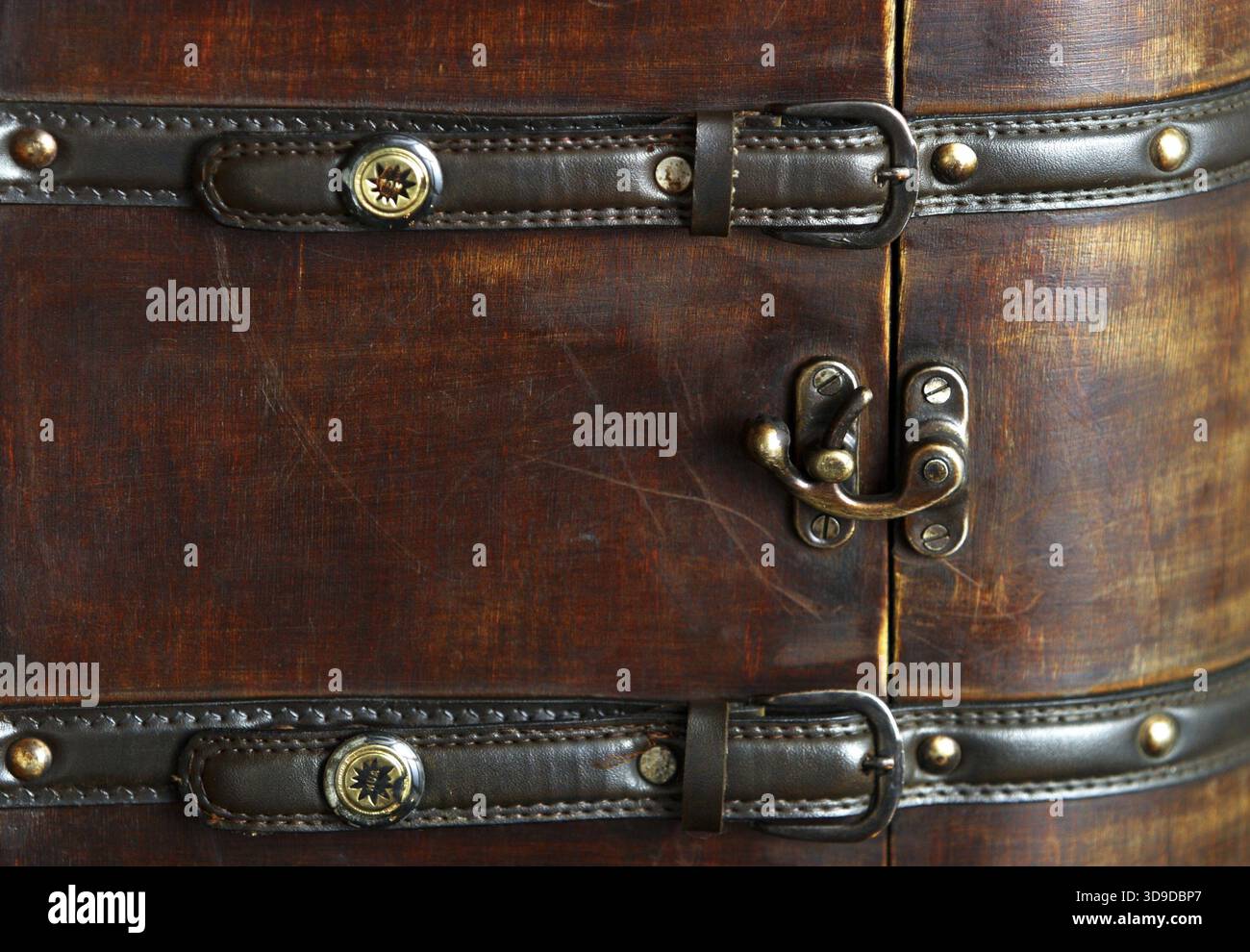 Vecchia valigia in legno con cinture in pelle Foto Stock