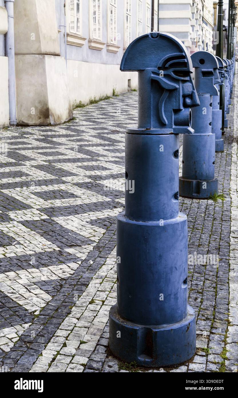 La luce blu cubista di metallo Bitte in Malostranske namesti (Quartiere Piccolo quadrato) a Praga Foto Stock