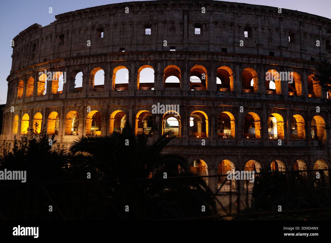 Roma, Italia - 10 gennaio 2024: Colosseo a Roma, Italia, di notte. Foto Stock