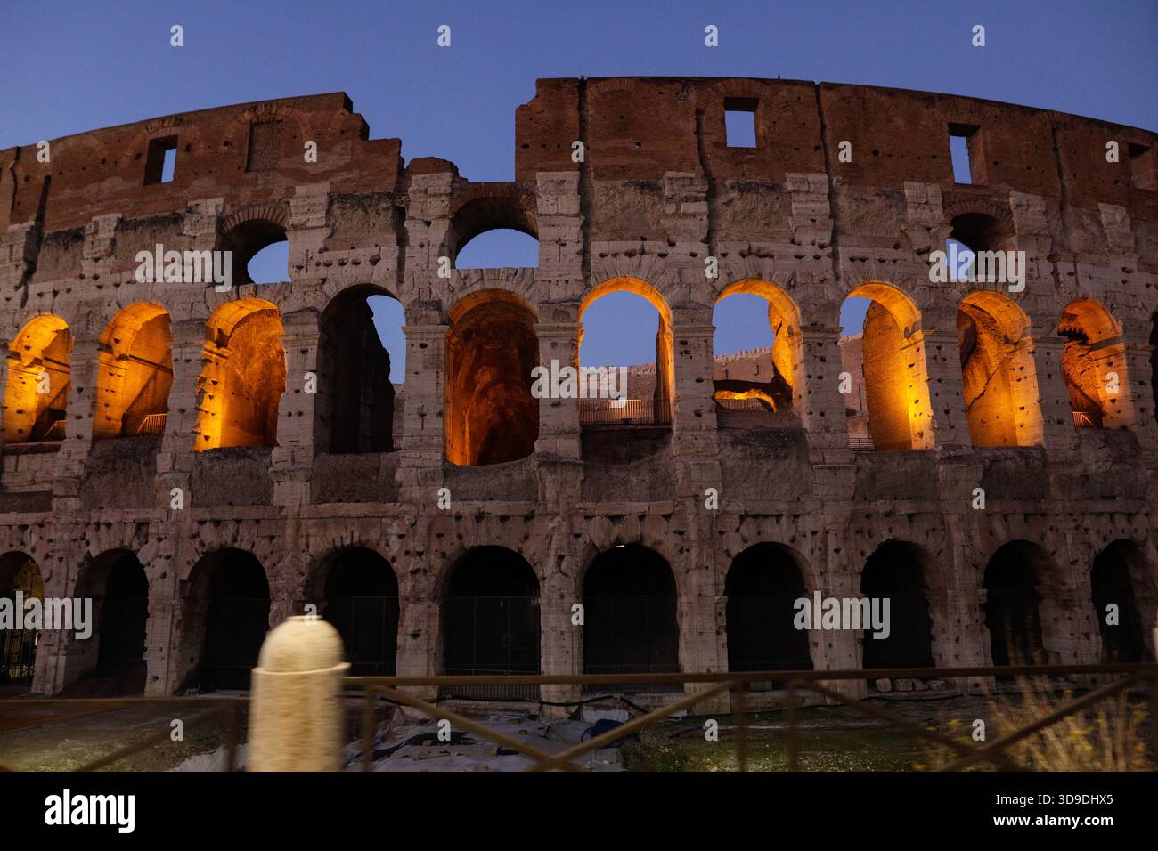 Roma, Italia - 10 gennaio 2024: Colosseo a Roma, Italia, di notte. Foto Stock