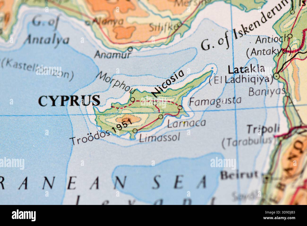 Primo piano di una mappa che mostra l'isola di Cipro e i paesi del Mediterraneo orientale circostanti, evidenziando Nicosia, Limassol e la montagna di Troödos Foto Stock