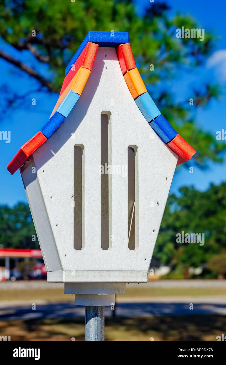 Una casa delle farfalle è raffigurata fuori dalla Satsuma Public Library, 12 novembre 2025, a Satsuma, Alabama. Case delle farfalle, chiamate anche Butterfly hubernat Foto Stock