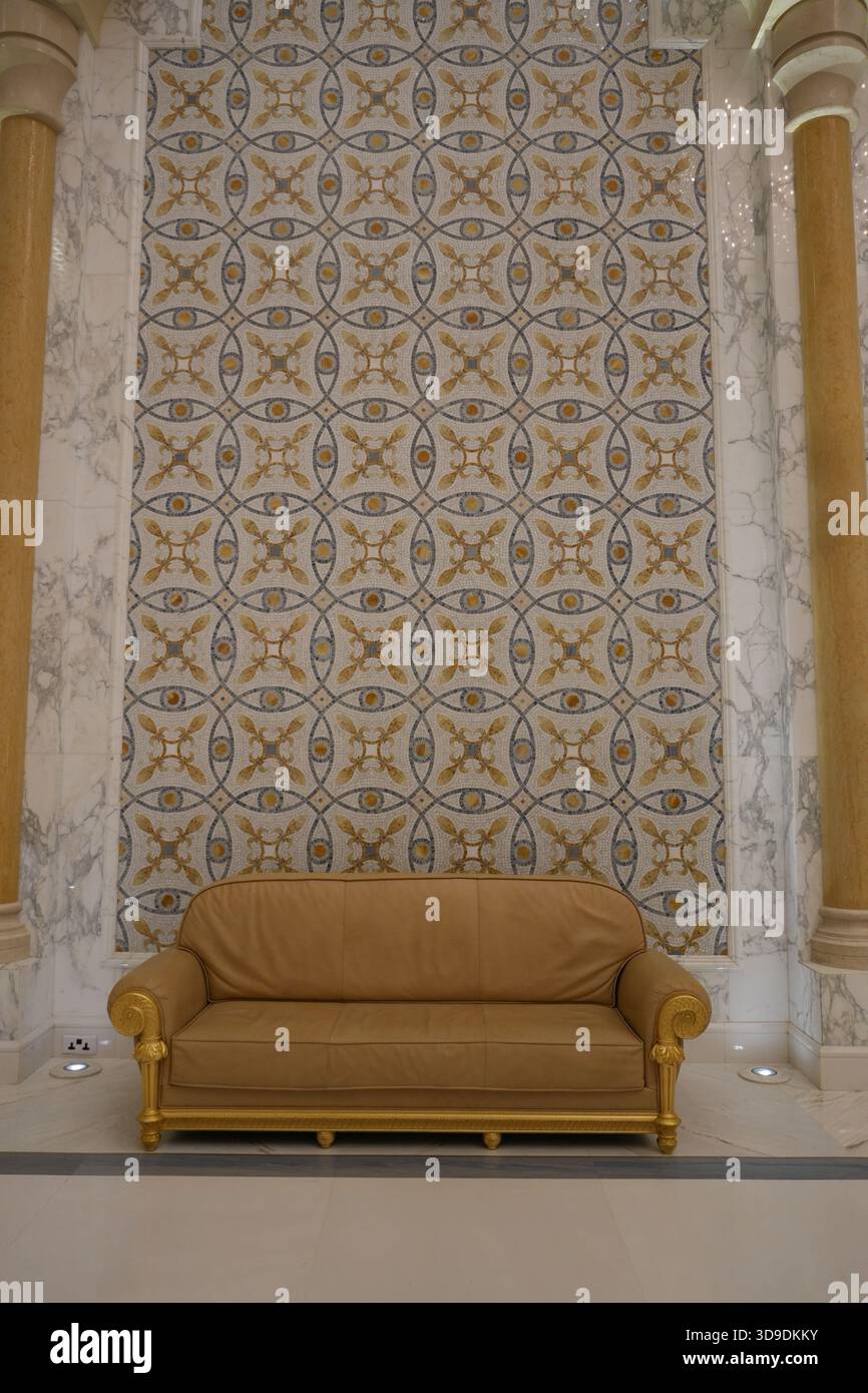 Lussuoso divano in pelle e parete decorata in mosaico Foto Stock