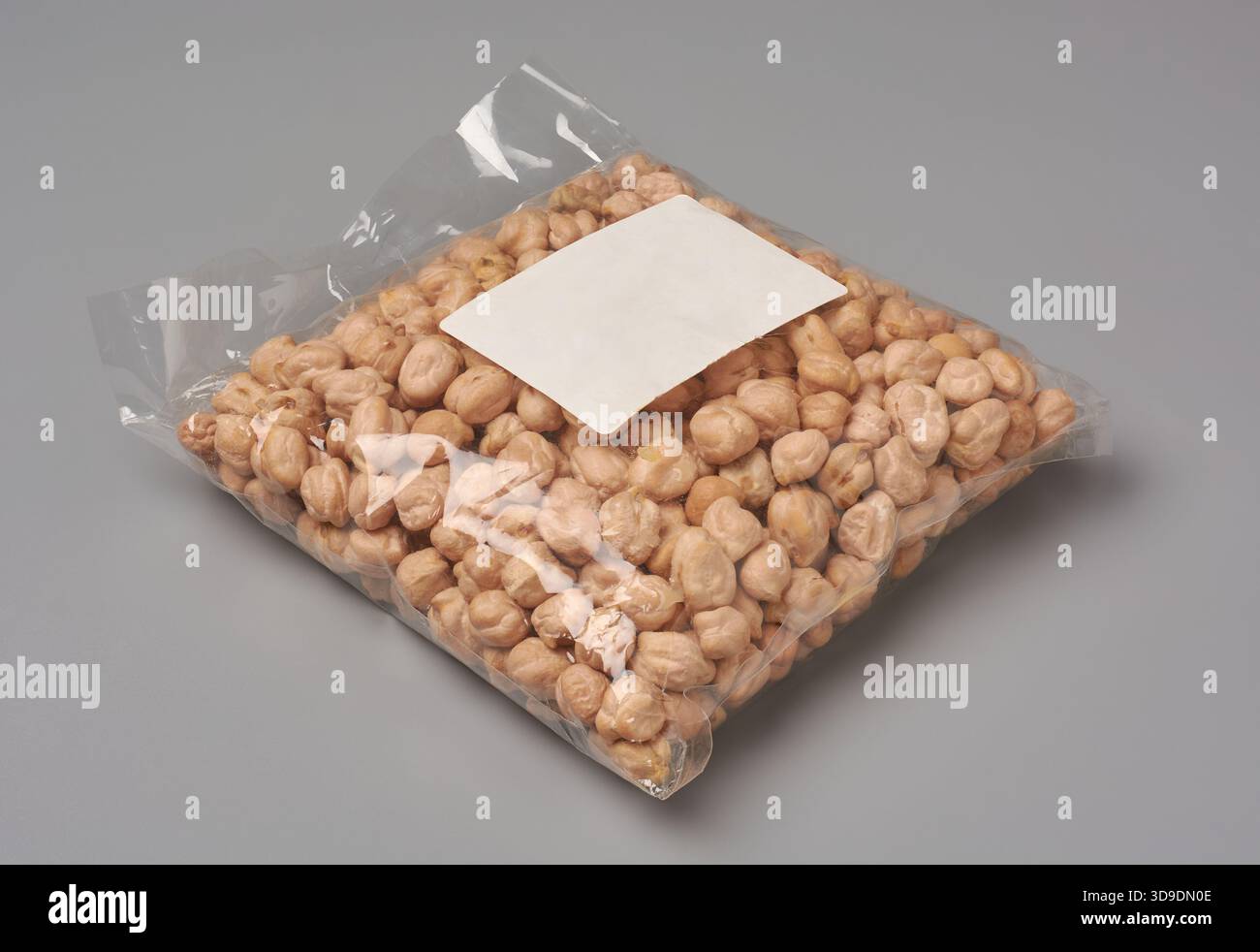 sacchetto di plastica trasparente di ceci secchi con etichetta bianca vuota, mockup di pacchetto sigillato sfondo grigio neutro isolato, modello di imballaggio dei legumi Foto Stock