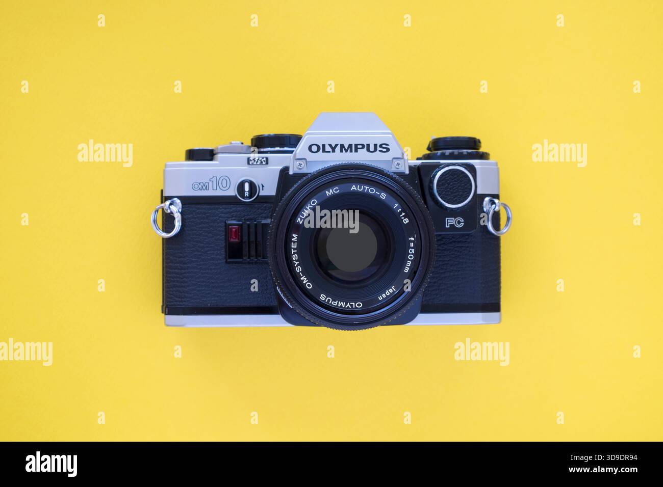 Telecamera a pellicola reflex a obiettivo singolo da 35 mm olympus om-10 con obiettivo zuiko da 50 mm. Foto Stock