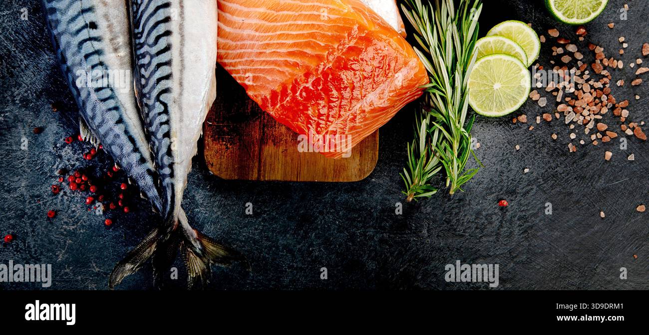 Varietà di pesce fresco ed erbe aromatiche. Pesce fresco e specialità di pesce. Vista dall'alto. Foto Stock