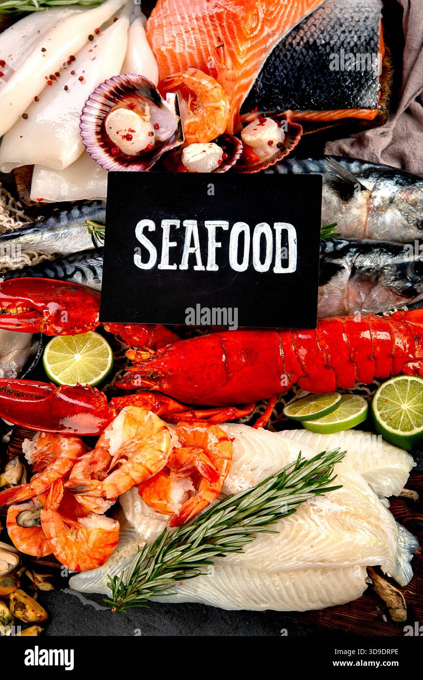 Varietà di pesce fresco ed erbe aromatiche. Pesce fresco e specialità di pesce. Vista dall'alto. Foto Stock