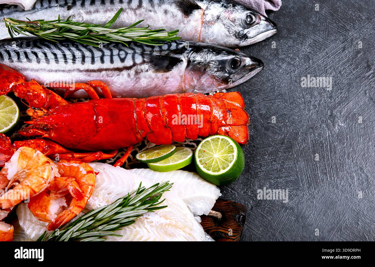 Varietà di pesce fresco ed erbe aromatiche. Pesce fresco e specialità di pesce. Vista dall'alto. Foto Stock