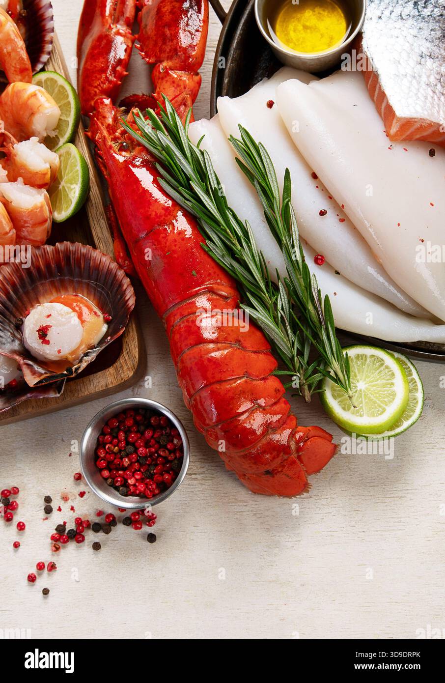 Varietà di pesce fresco ed erbe aromatiche. Pesce fresco e specialità di pesce. Vista dall'alto. Foto Stock