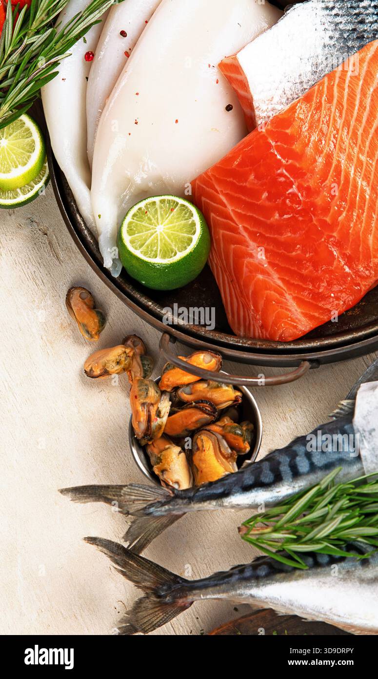 Varietà di pesce fresco ed erbe aromatiche. Pesce fresco e specialità di pesce. Vista dall'alto. Foto Stock