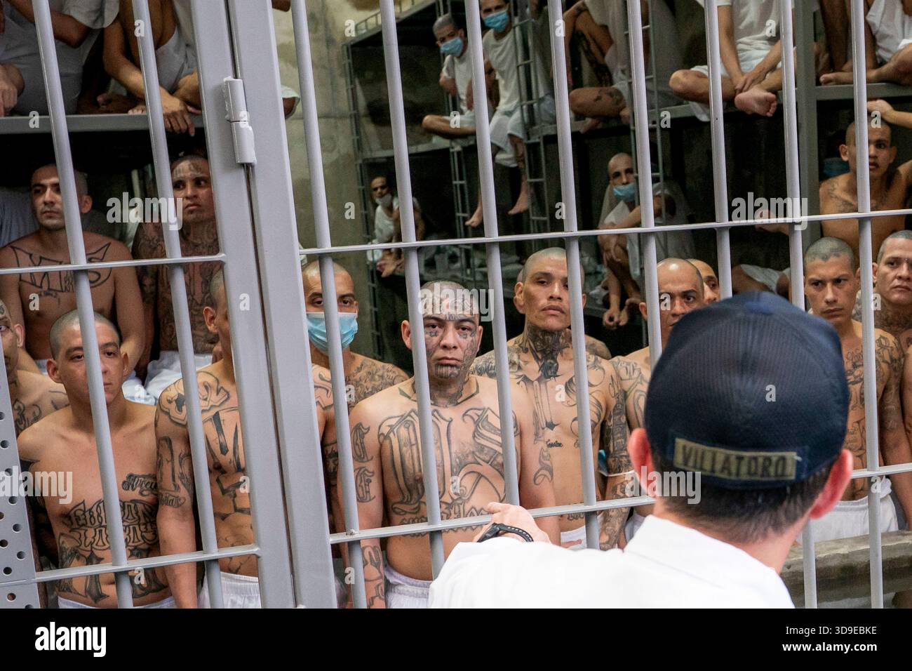 Il Segretario del Dipartimento per la sicurezza interna (DHS) Kristi Noem riceve un tour del Centro di confinamento terroristico CECOT con il Ministro della giustizia e della pubblica sicurezza Gustavo Villatoro a Tecoluca, El Salvador, mercoledì 26 marzo 2025. L'amministrazione Trump ha utilizzato l'Alien Enemies Act del 1798 per deportare nella famigerata prigione presunti membri della violenta banda di strada venezuelana Tren de Aragua. Foto di Tia Dufour/U.S. Dipartimento per la sicurezza interna/UPI Foto Stock