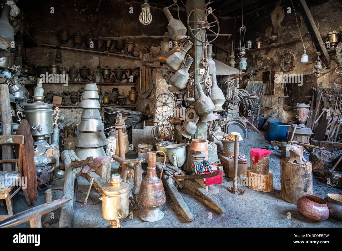 Interno di un tradizionale laboratorio di fabbro a Lahij, Azerbaigian, con attrezzi, inculle e attrezzature rustiche. Foto Stock