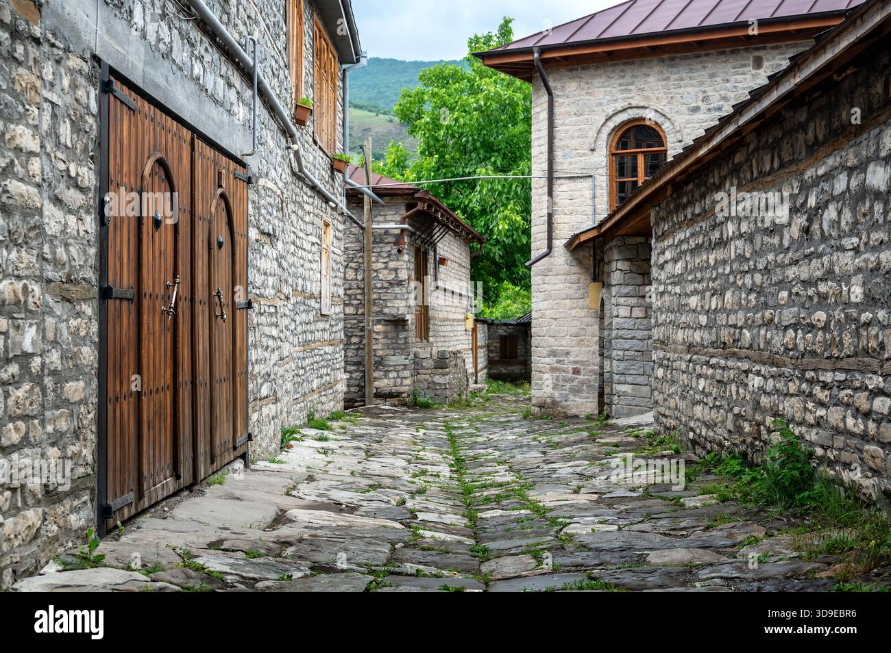 Case di pietra fiancheggiano una strada tranquilla nel villaggio di montagna di Lahij, Azerbaigian. Foto Stock