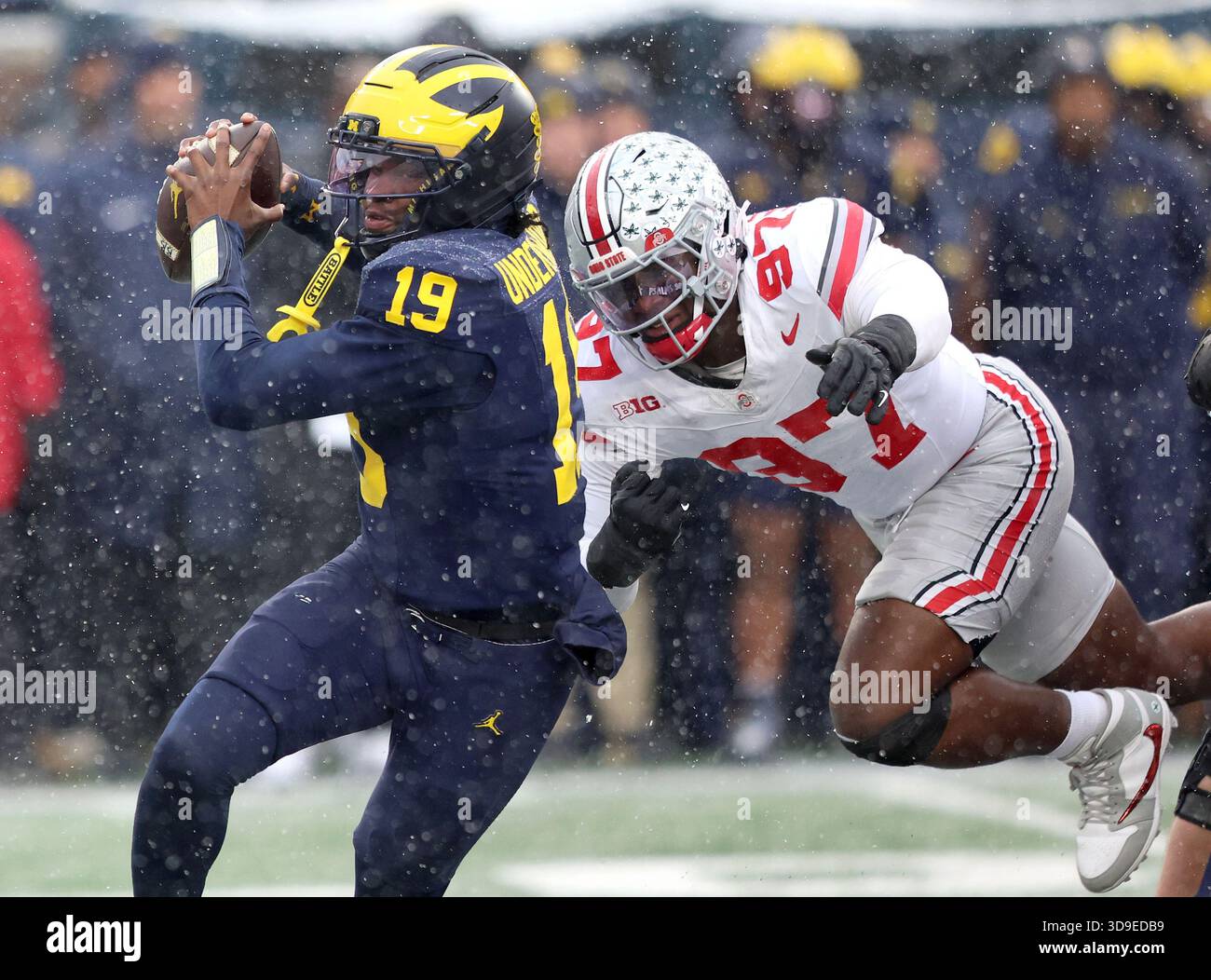 Gli Ohio State Buckeyes Kenyatta Jackson Jr. (97) svincolano il quarterback dei Michigan Wolverines Bryce Underwood (19) durante il quarto quarto periodo ad Ann Arbor, Michigan, sabato 29 novembre 2025. Foto di Aaron Josefczyk/UPI Foto Stock