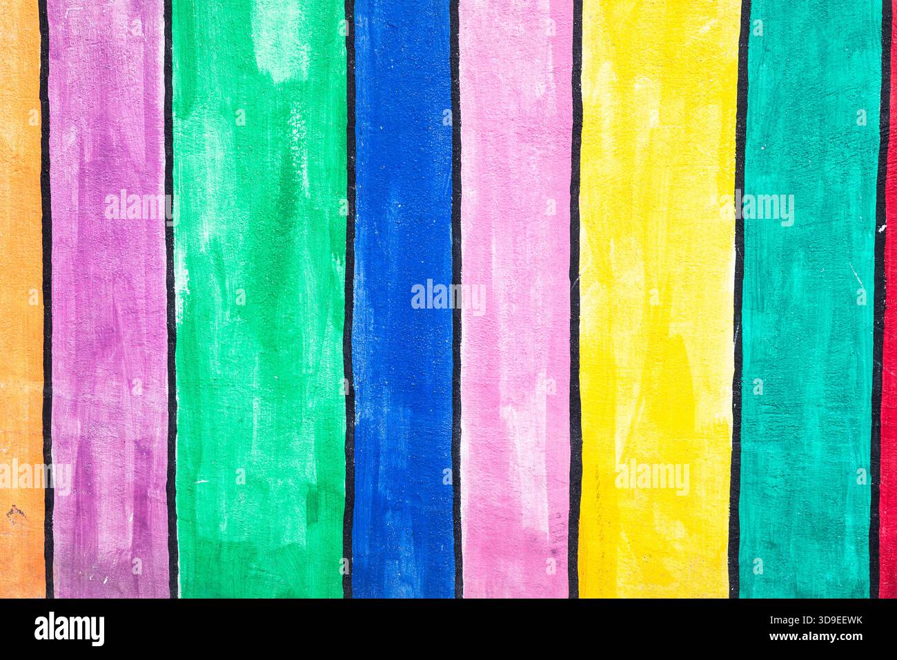 Sfondo astratto di una parete colorata dipinta con forme geometriche rettangolari in vivaci tonalità di rosso, blu, giallo, verde e viola, simbolizzazione Foto Stock