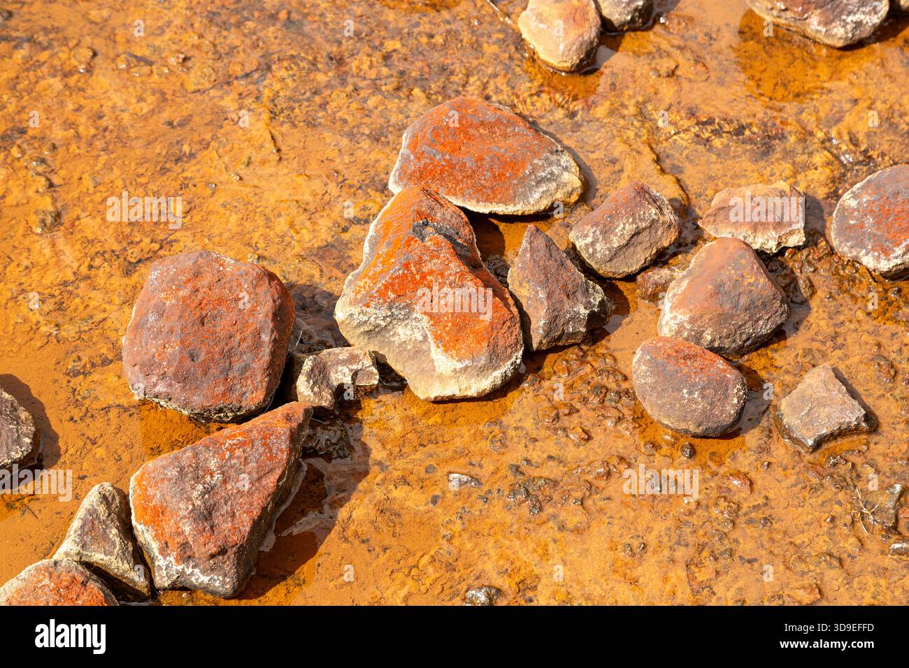 Le rocce ricche di ferro sulla passeggiata ad anello di Silica Springs / Rapids, il Parco Nazionale di Tongariro, l'Isola del Nord, la nuova Zelanda Foto Stock
