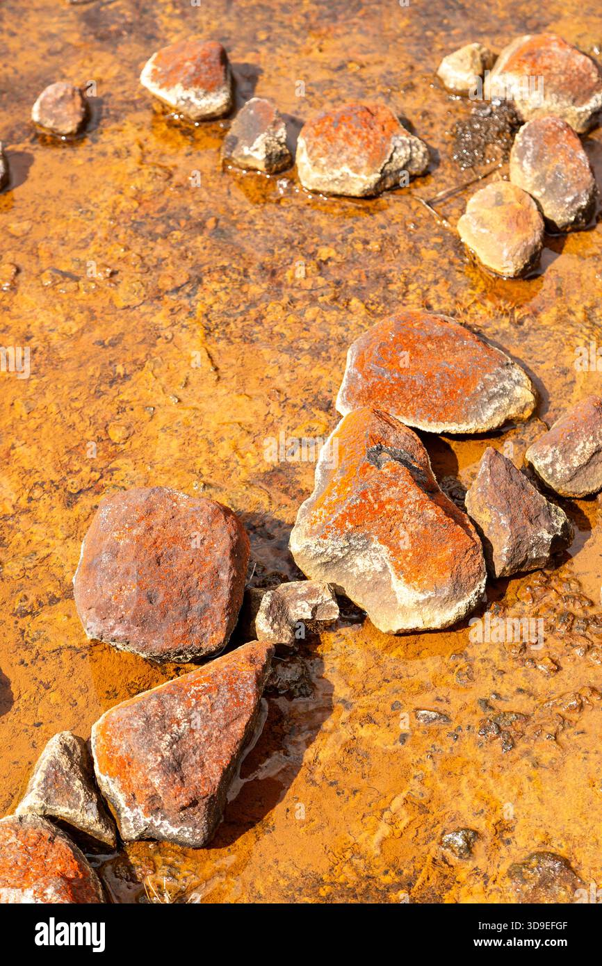 Le rocce ricche di ferro sulla passeggiata ad anello di Silica Springs / Rapids, il Parco Nazionale di Tongariro, l'Isola del Nord, la nuova Zelanda Foto Stock