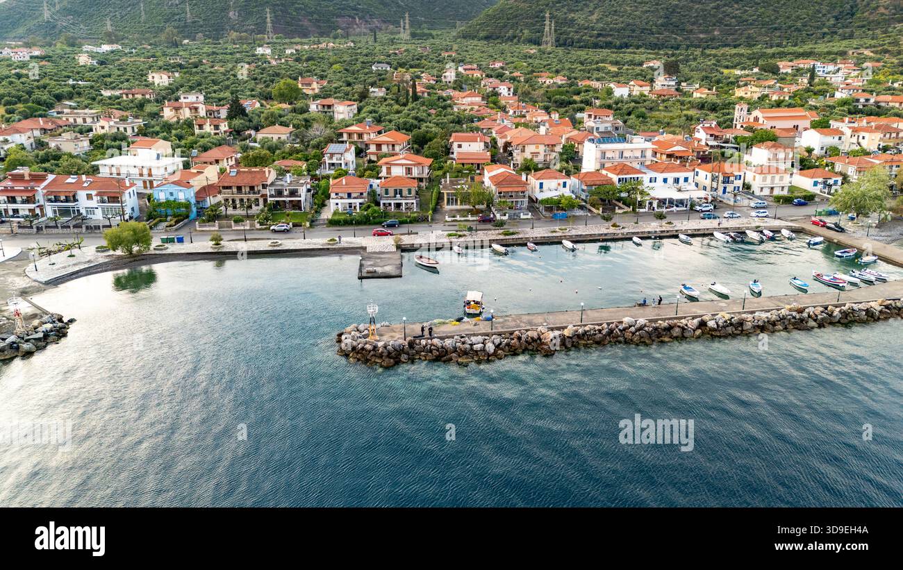 Vista aerea con droni di Marathias, un villaggio costiero della Grecia centrale, che mostra la costa del Golfo di Corinto, il mare cristallino e il porto. Foto Stock