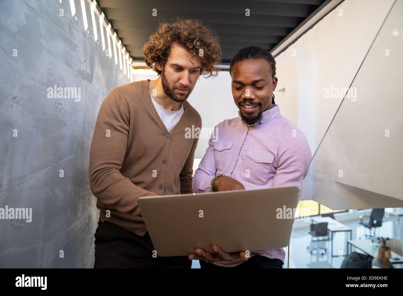 Intelligenza artificiale, innovazione nella programmazione. Lavorate di squadra con i notebook per soluzioni future Foto Stock