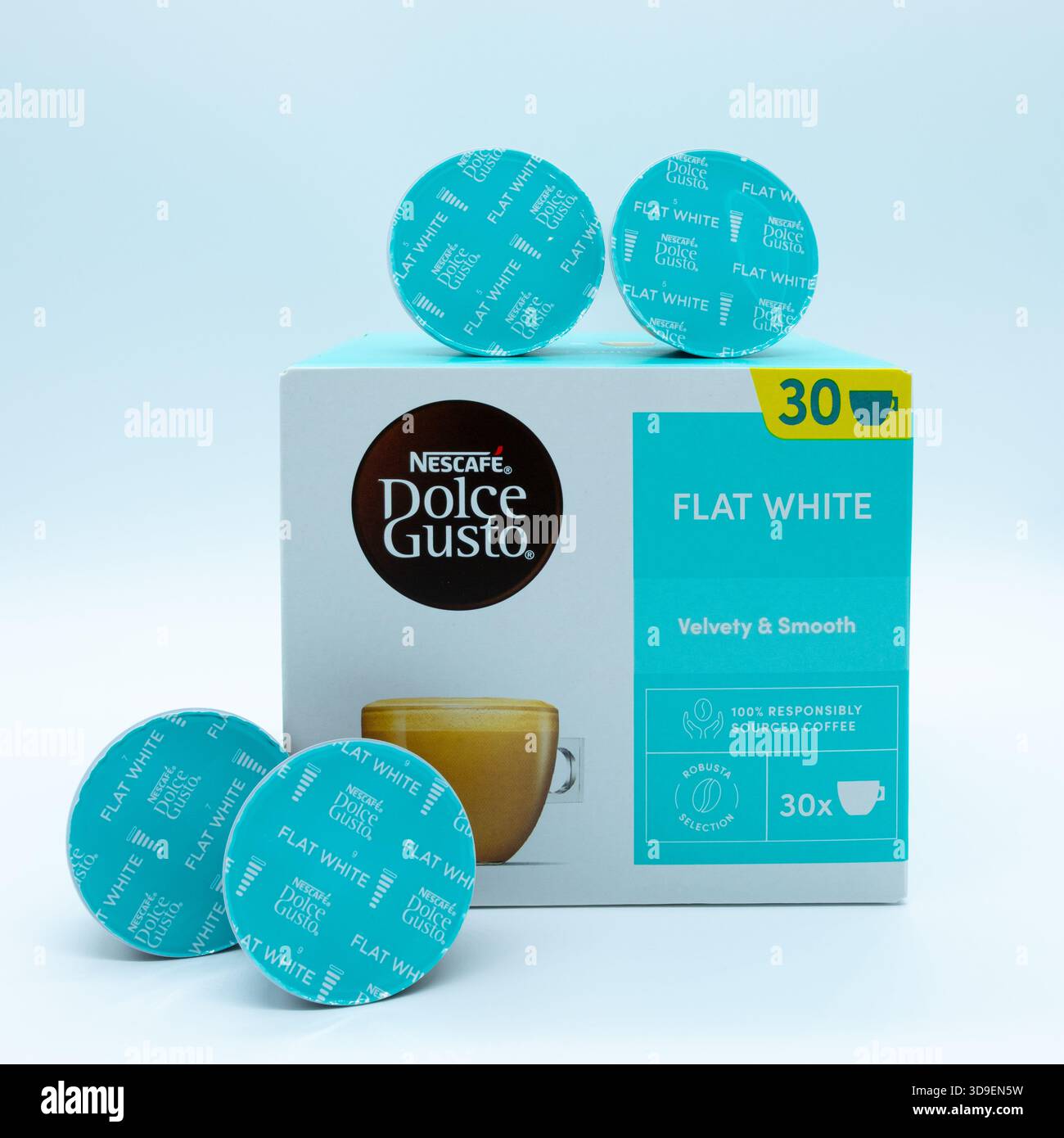 Irvine, Scozia, Regno Unito - 27 novembre 2025: Scatola da 30 cialde di caffè bianco piatto a marchio Nescaffe in confezioni riciclabili inclusa Foto Stock