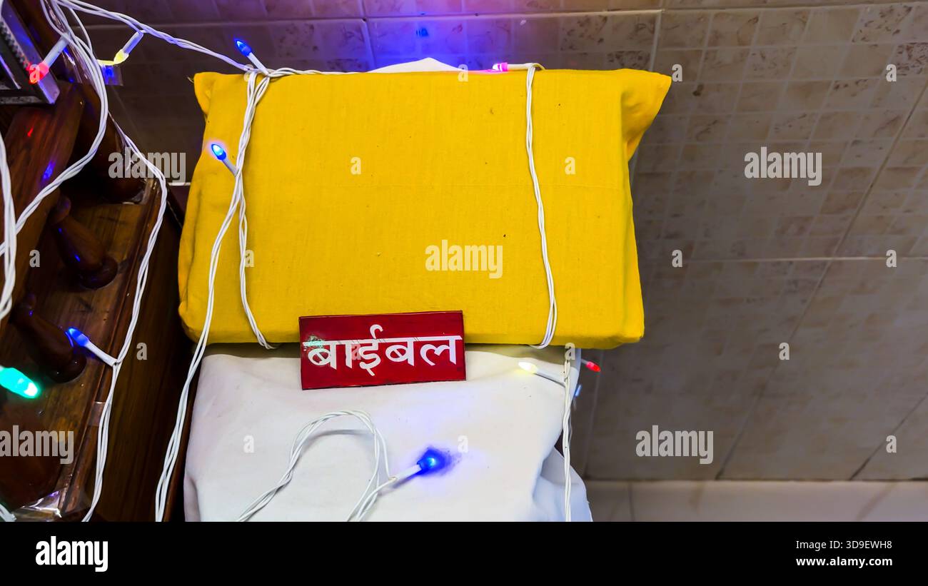 bibbia cristiana avvolta in un panno giallo la sacra scrittura del cristiano durante la cerimonia religiosa Foto Stock