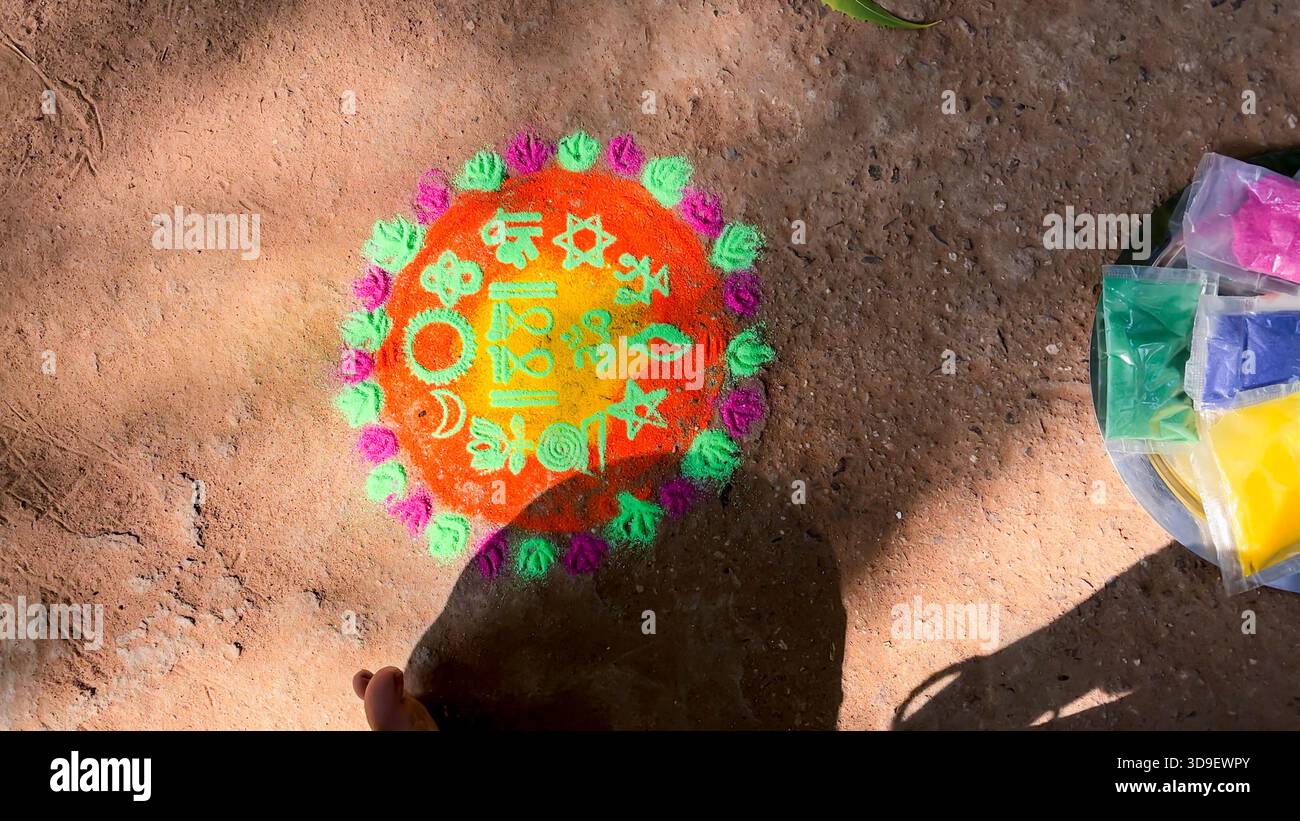 vibranti opere d'arte rangoli circolari su un terreno all'aperto per festeggiare le feste Foto Stock