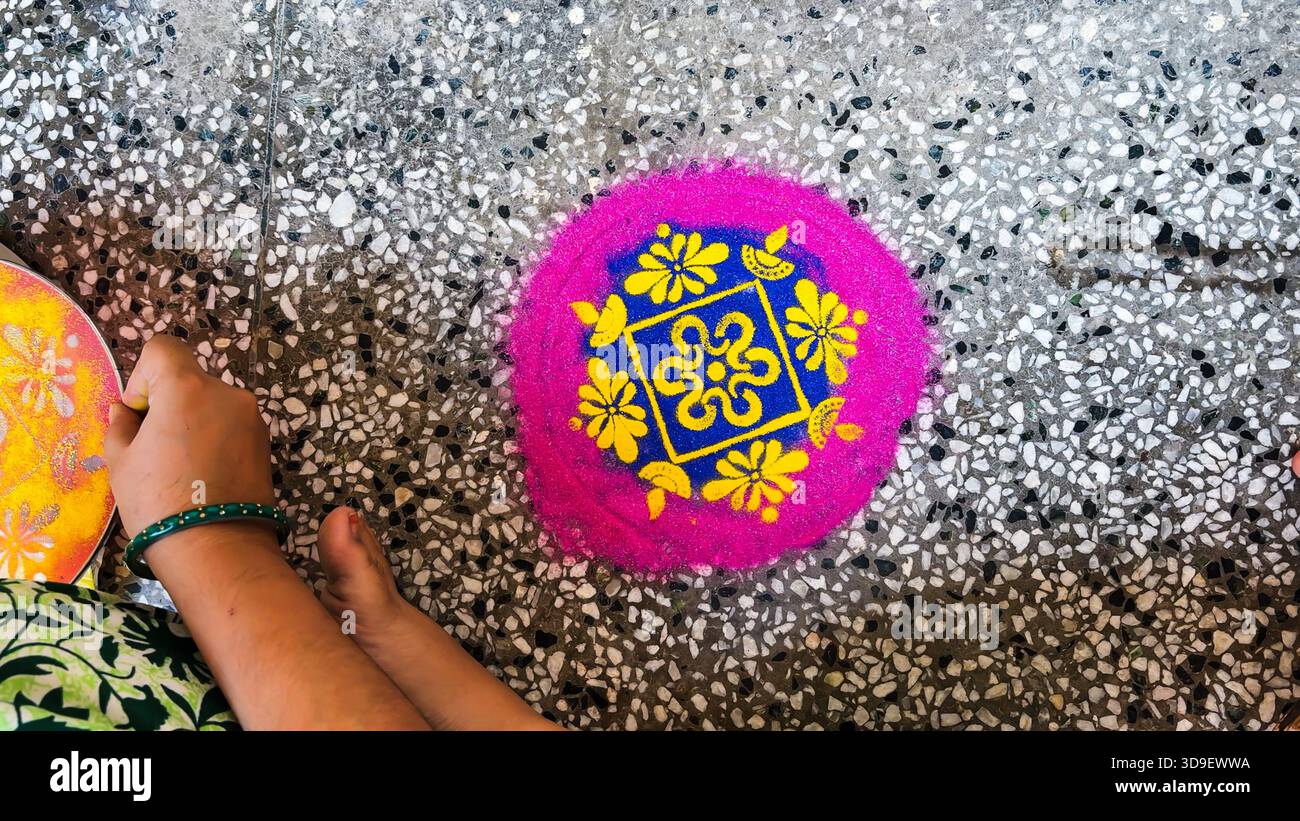 rangoli decorativi con simboli disegnati per la celebrazione diwali Foto Stock