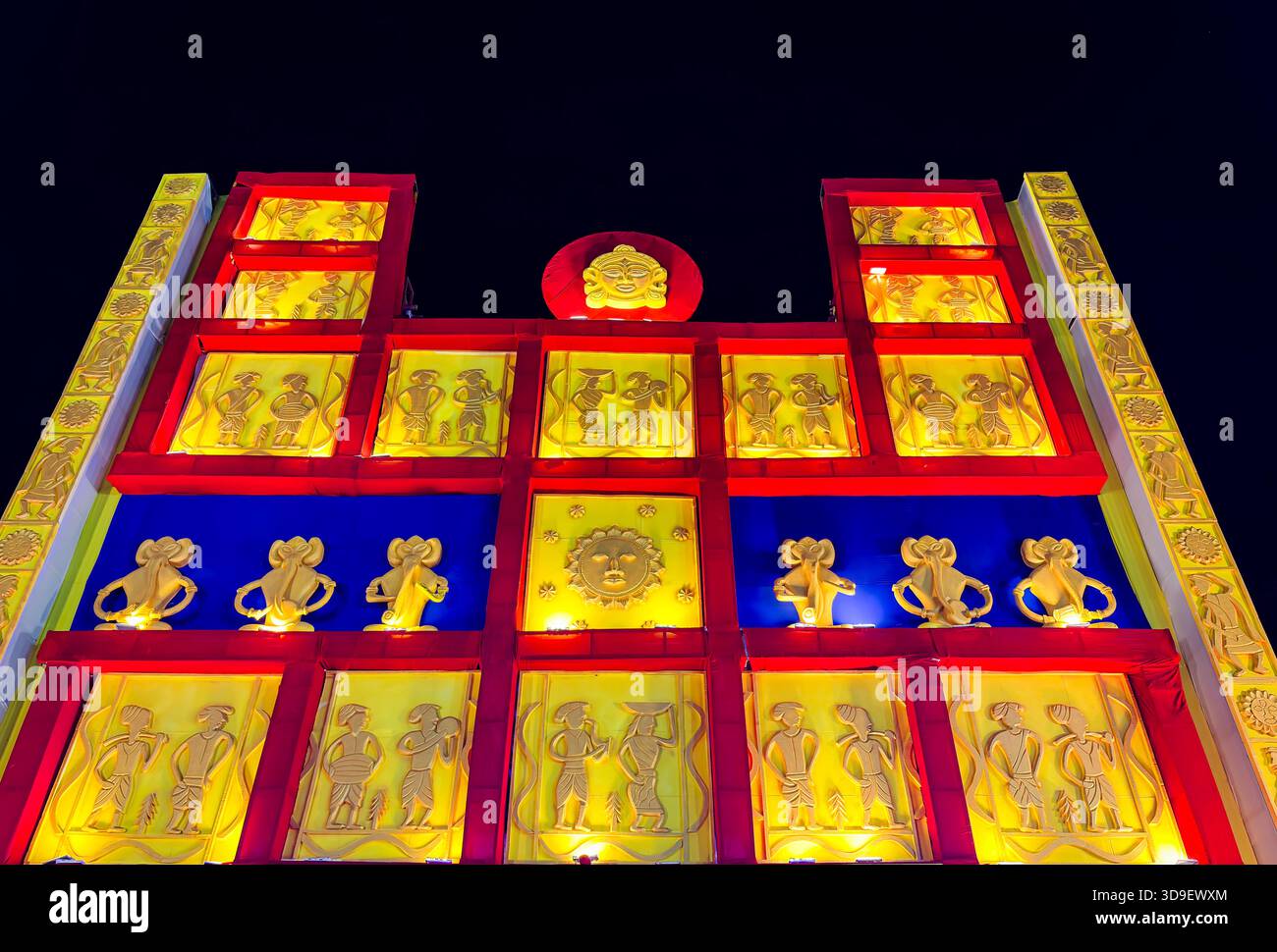 esterno pandalo illuminato con opere d'arte tradizionali Foto Stock