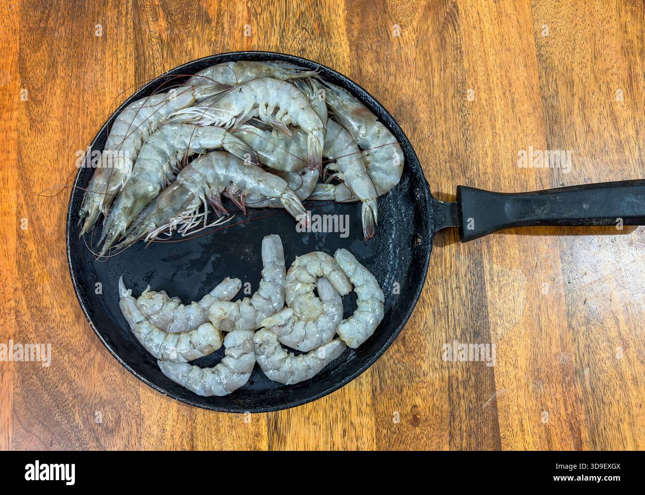 gamberi freschi e gamberi puliti esposti su una padella di ferro Foto Stock