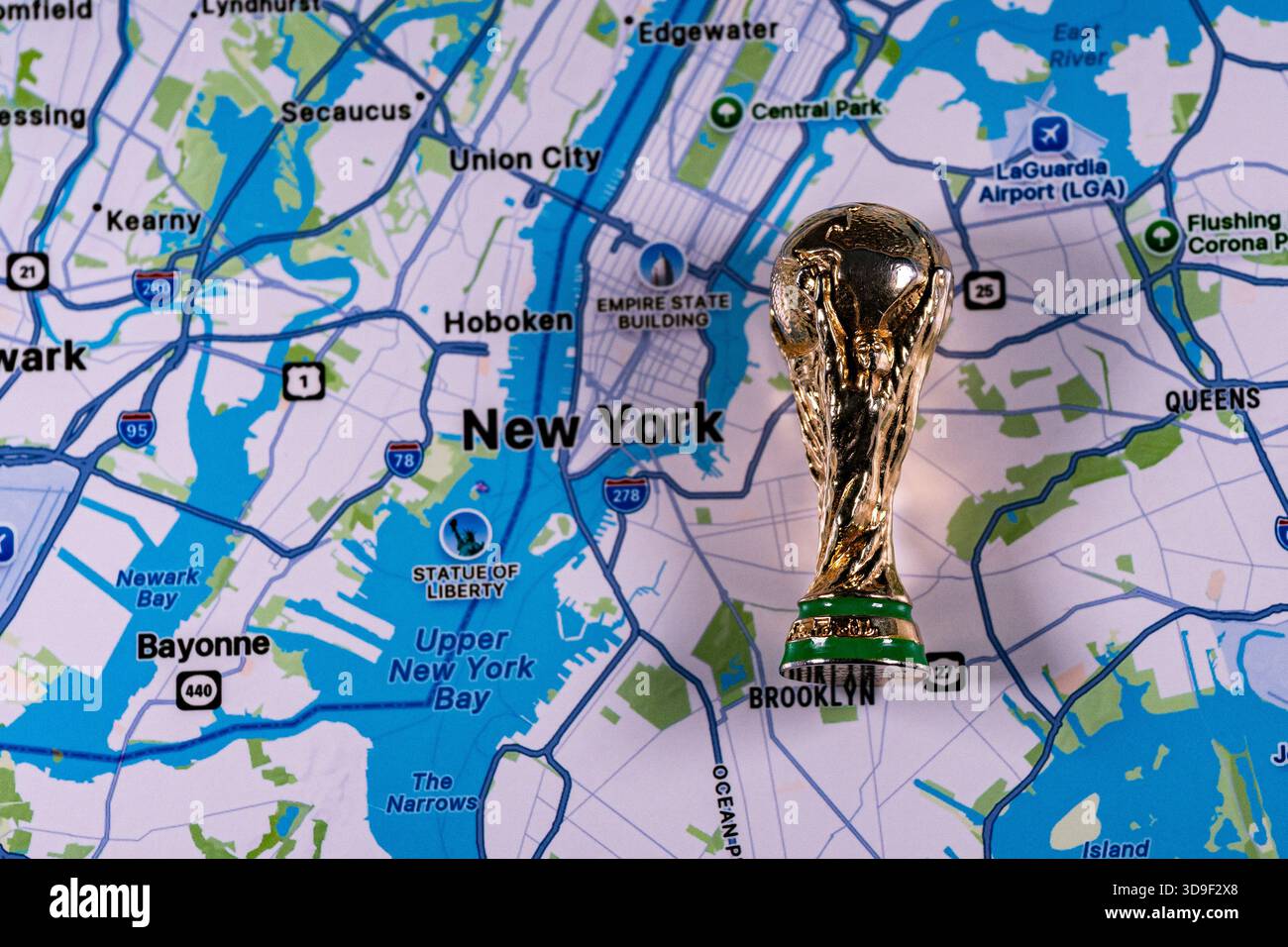 23 novembre 2025, Stati Uniti. Gold Cup sullo sfondo di una mappa di New York, una delle città che ospitano la Coppa del mondo FIFA 2026 Foto Stock