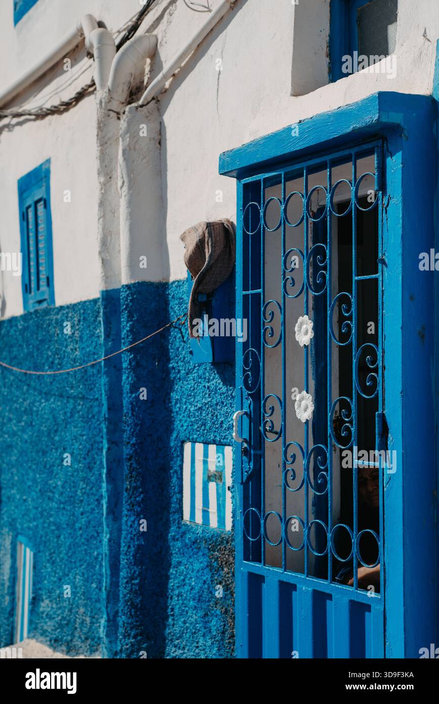 Porta Blu e facciata testurizzata a Taghazout, Marocco Foto Stock