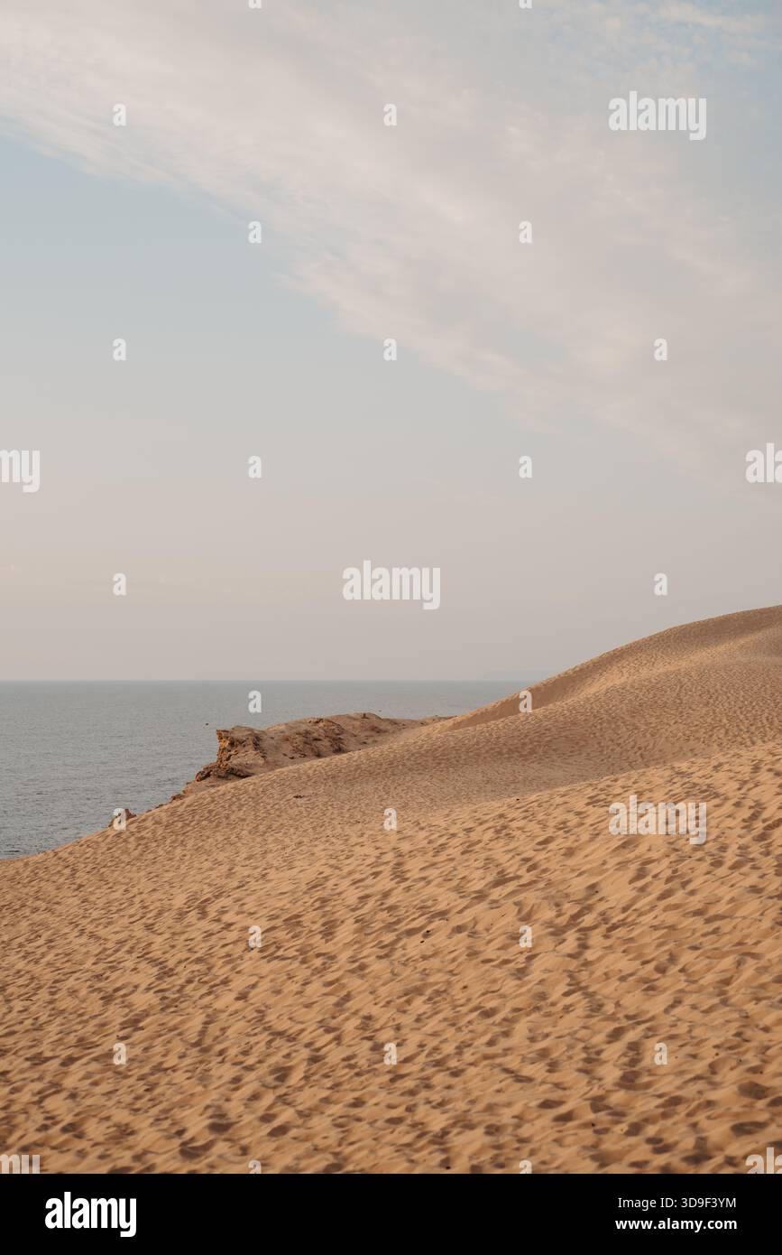 Dune di sabbia e scogliere costiere nel deserto di Timlaline, Marocco Foto Stock