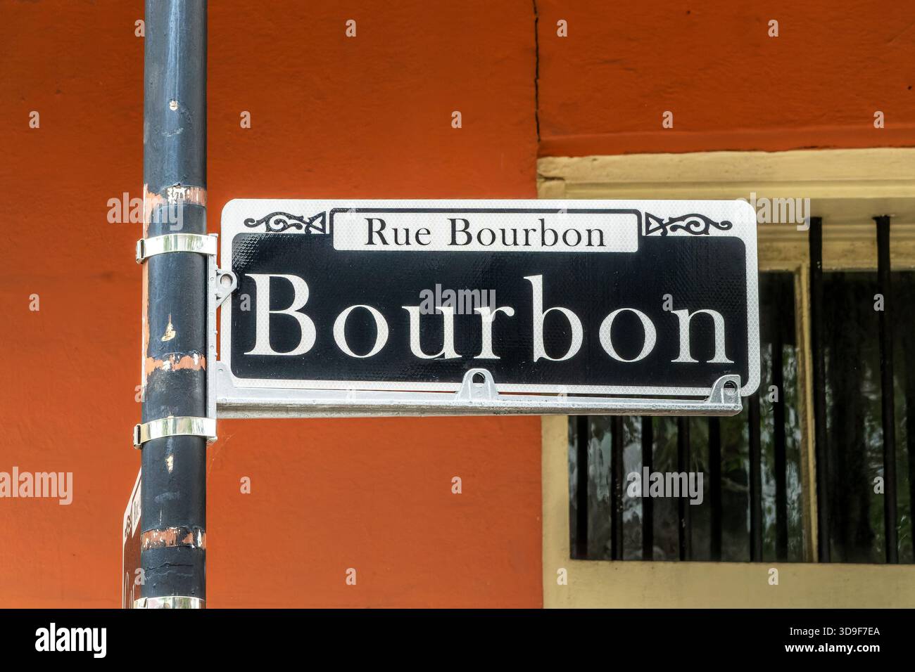 Vicino a un cartello di Rue Bourbon Street nel quartiere francese di New Orleans, Louisiana Foto Stock