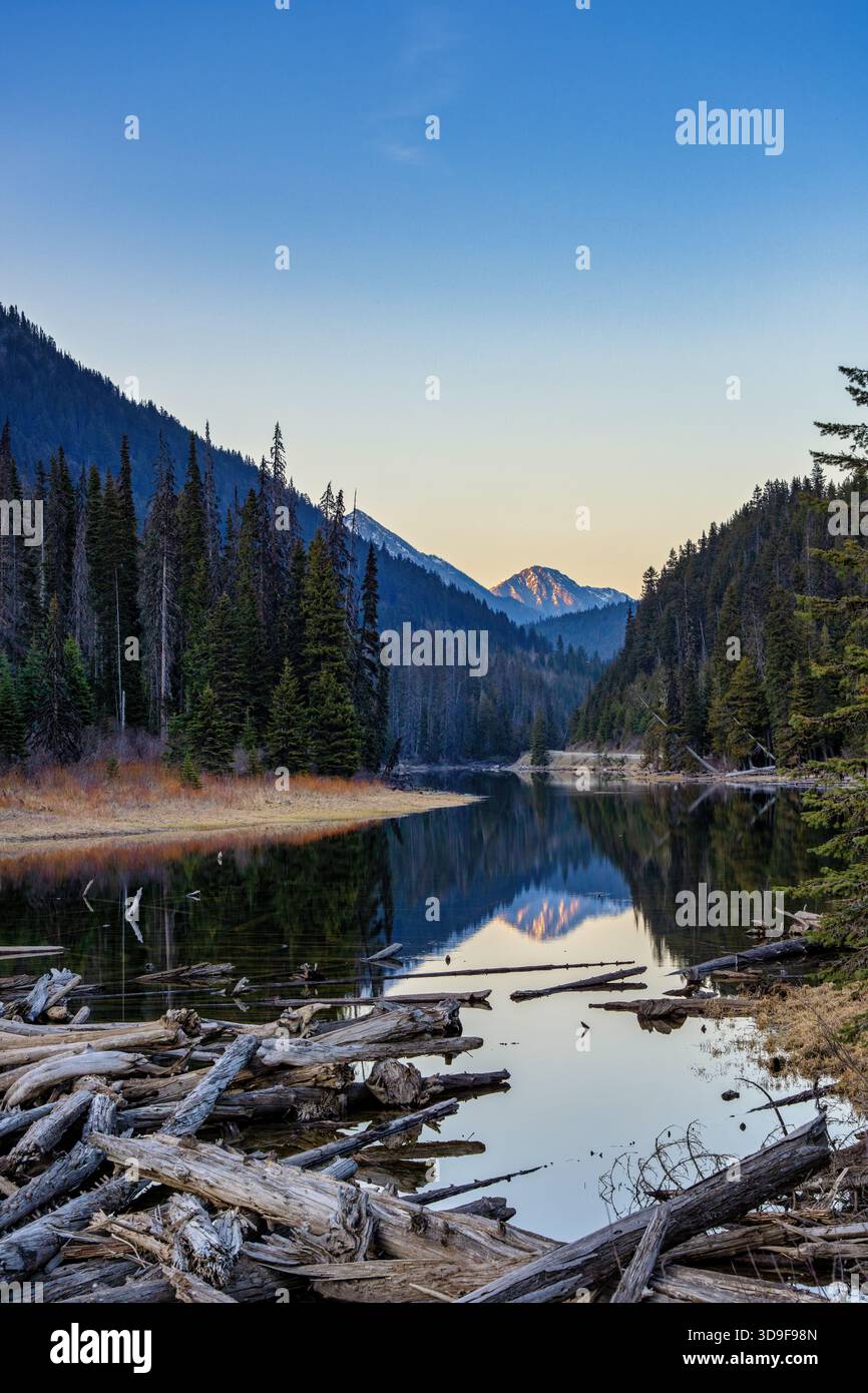 Lago Duffey con riflessi sulle montagne e sulle montagne Foto Stock