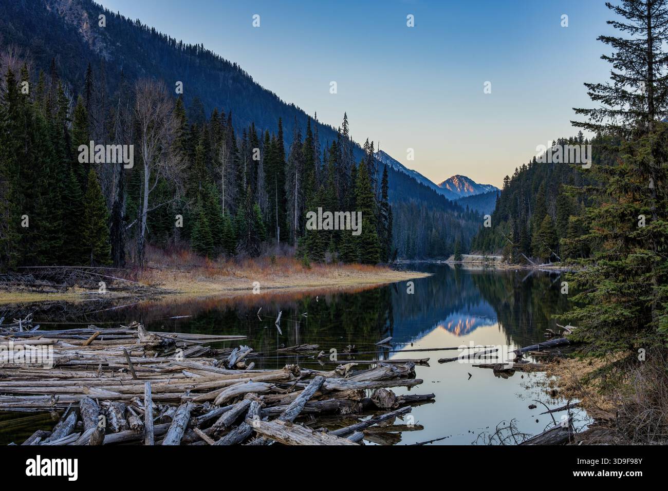 Lago Duffey con riflessi sulle montagne e sulle montagne Foto Stock