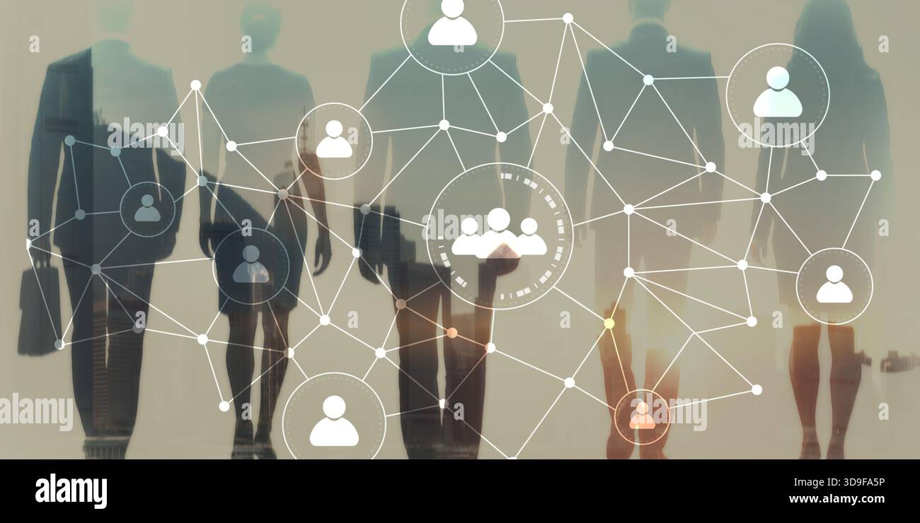 Uomini d'affari con icone digitali dei social network e ologrammi sovrapposti sullo sfondo della città. Foto Stock