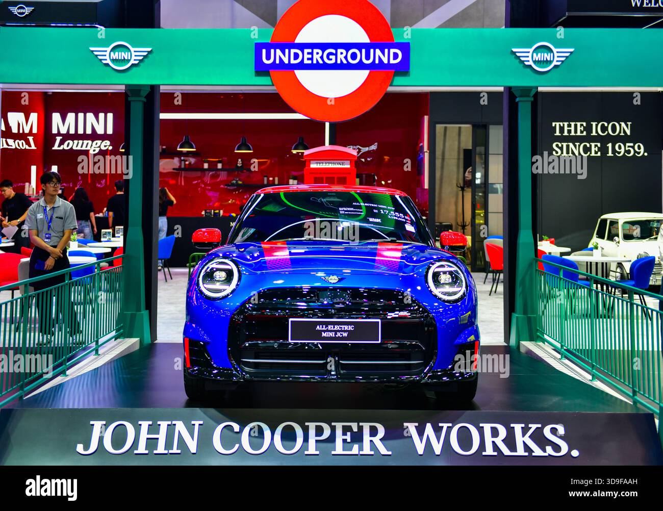 BANGKOK - 1 dicembre 2025: Nuovo MINI pacchetto aerodinamico John Cooper Works presso la sala MuangThong Thani del Motor Expo IMPACT Challenge Foto Stock