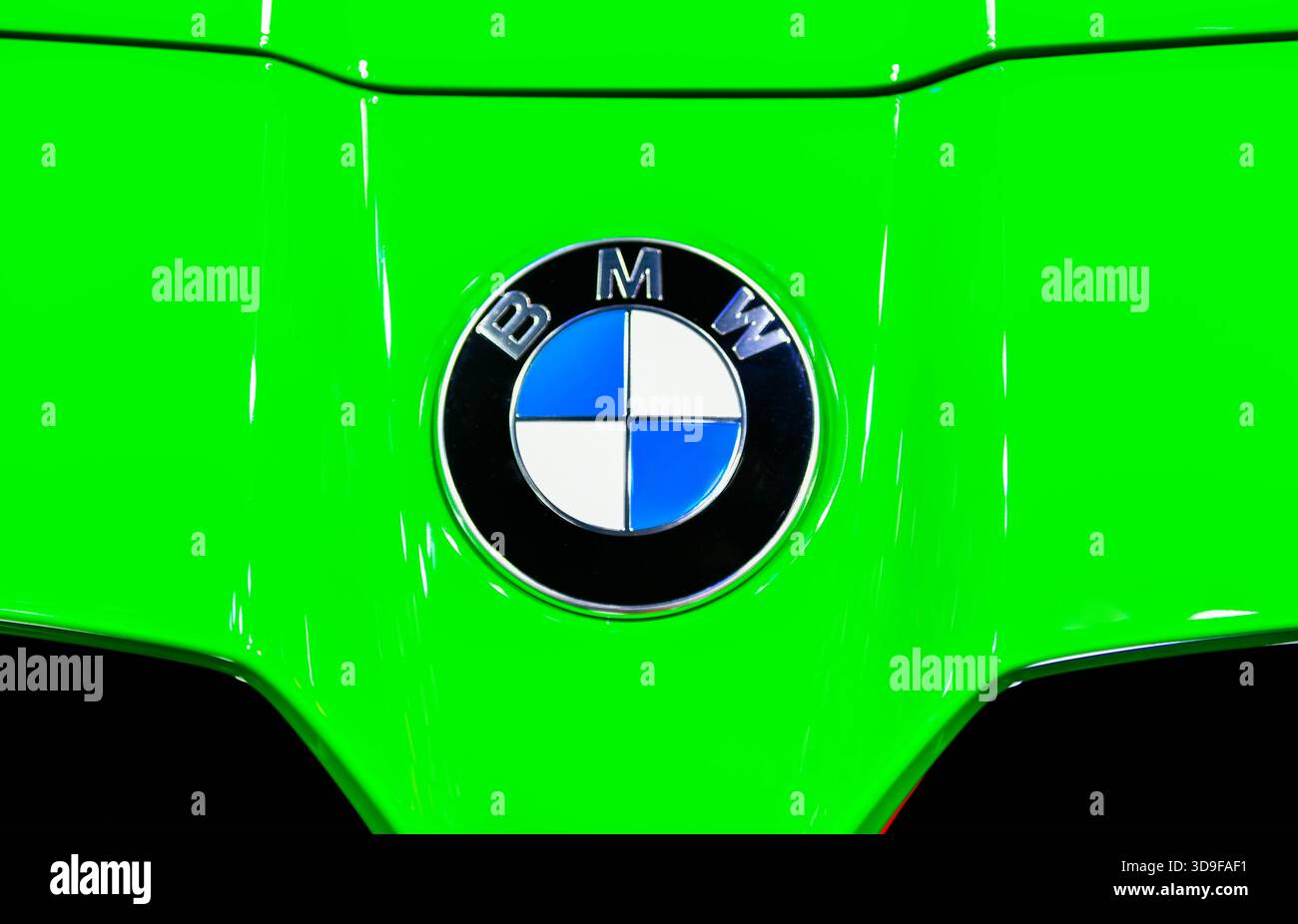 BANGKOK - DEC 1, 2025: L'iconico logo BMW con quadranti blu e bianchi è esposto sul cofano di un'auto verde al Motor Expo IMPACT Challenge Hall Muan Foto Stock