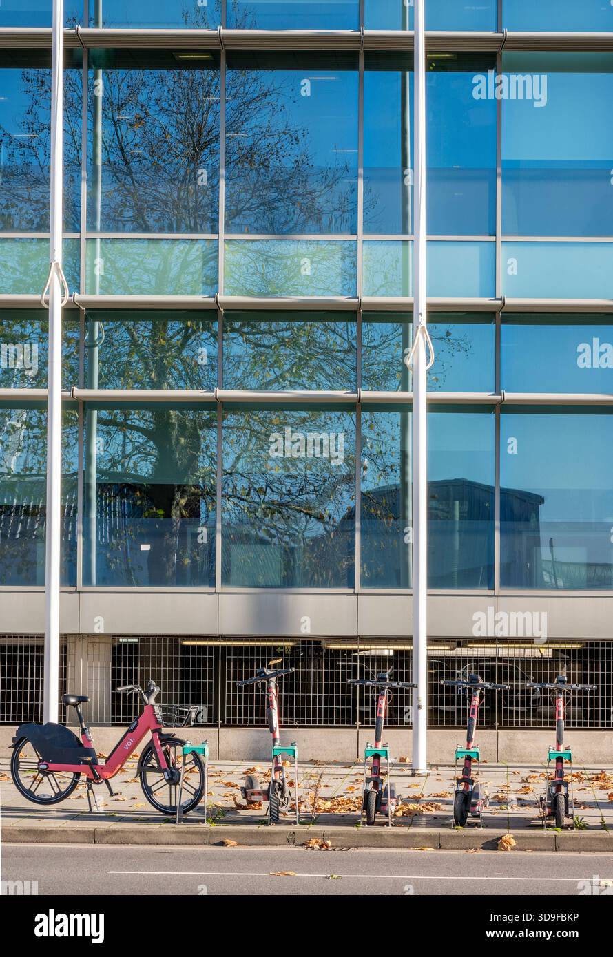 Voi. Scooter elettrici e biciclette presso un punto di raccolta o ricarica nel centro di Southampton, Hampshire, Regno Unito Foto Stock