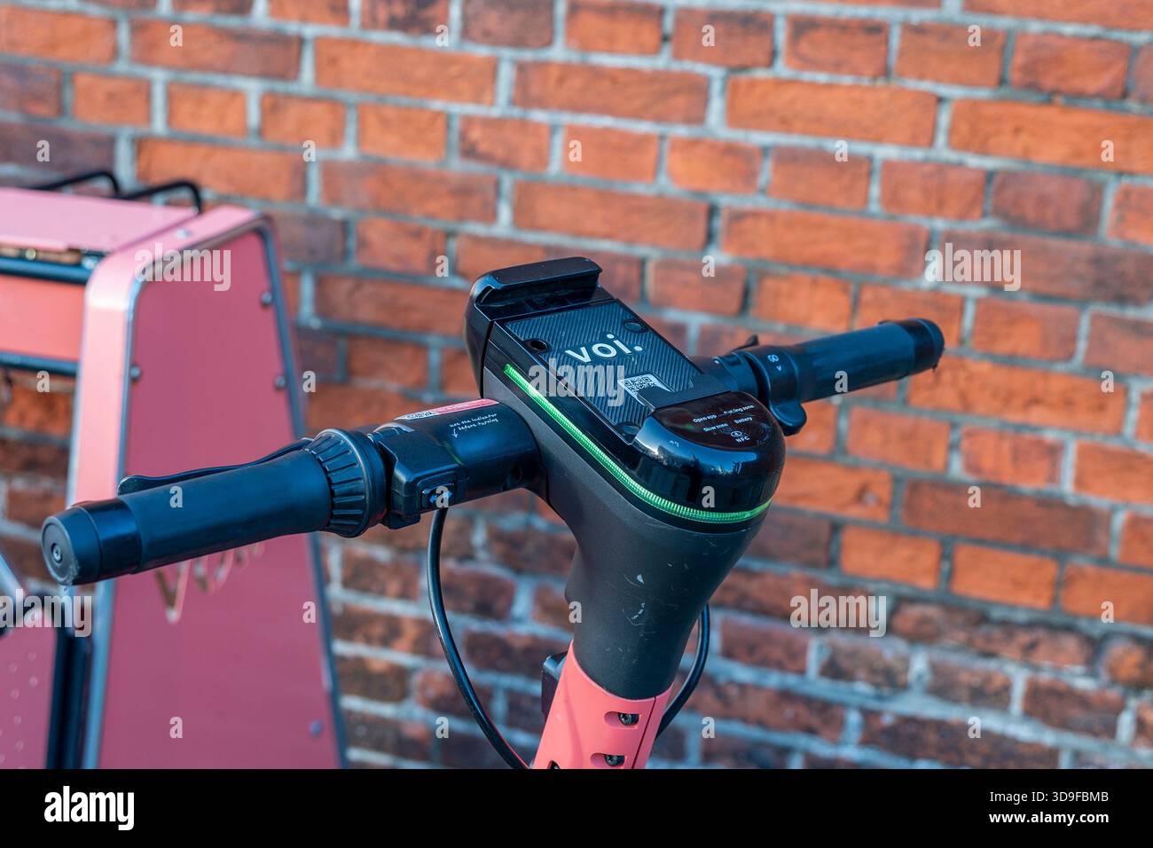 Voi. Scooter elettrico presso un punto di raccolta e ricarica nel centro di Portsmouth, Hampshire, Regno Unito Foto Stock