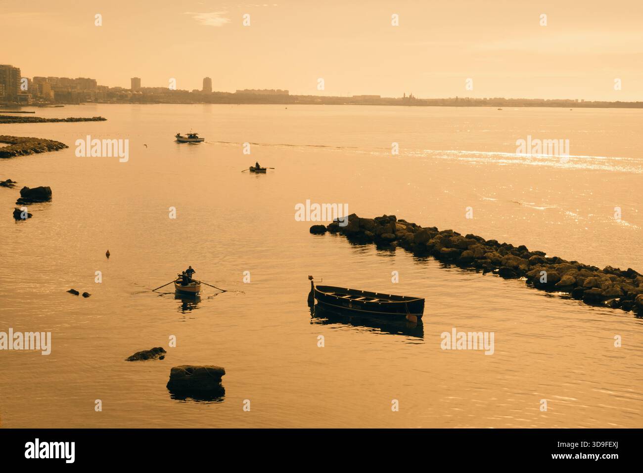 Scena di una barca a vela lungo la costa di Taranto. Foto Stock